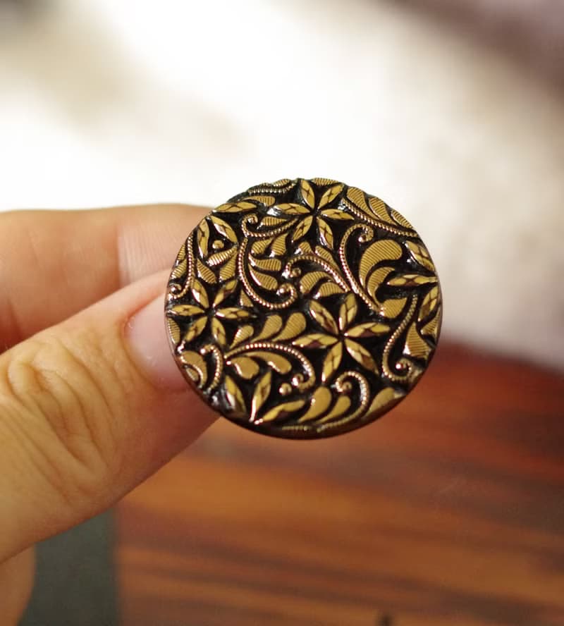 老又好古董珠寶 少見黑金雙色刺繡小花圓形夾式耳環C1077