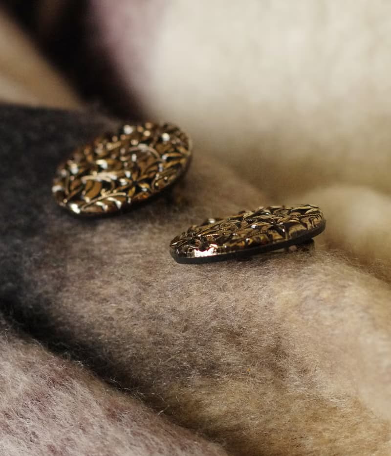 老又好古董珠寶 少見黑金雙色刺繡小花圓形夾式耳環C1077