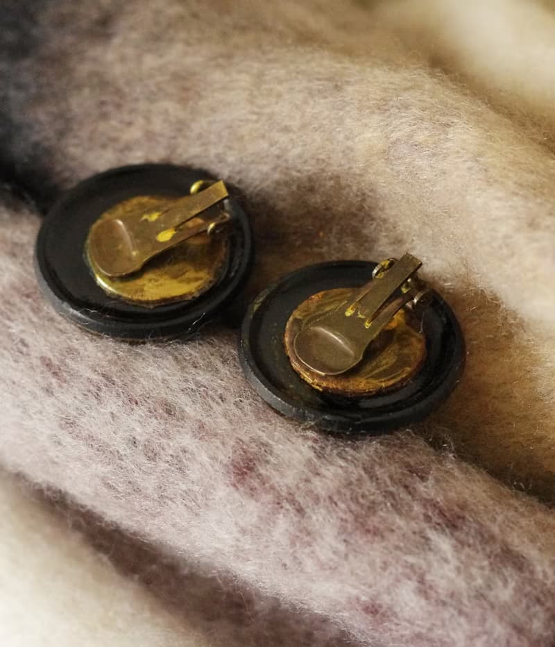 老又好古董珠寶 少見黑金雙色刺繡小花圓形夾式耳環C1077