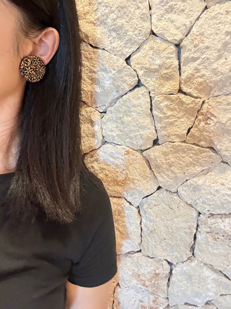 老又好古董珠寶 少見黑金雙色刺繡小花圓形夾式耳環C1077