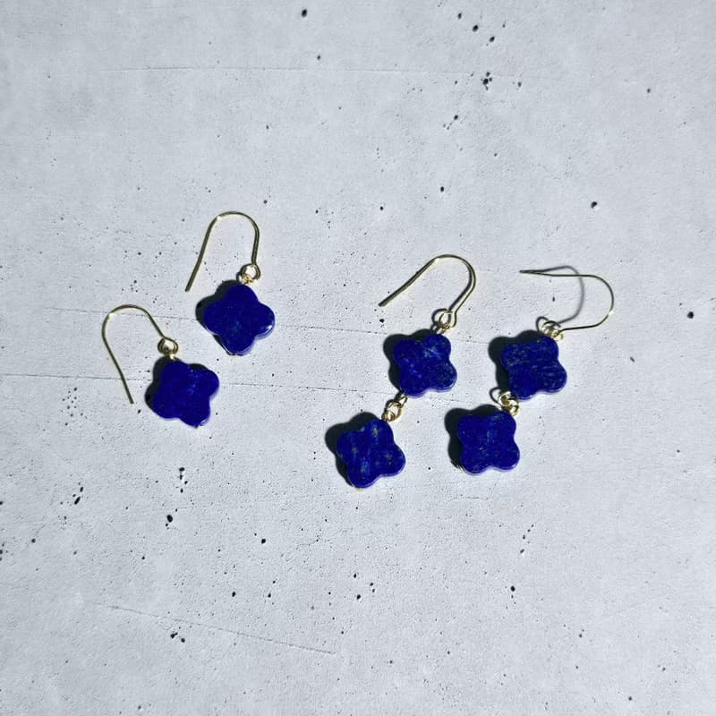 【Japan Handmade】医療用ステンレス　ラピスラズリの四つ葉ピアス