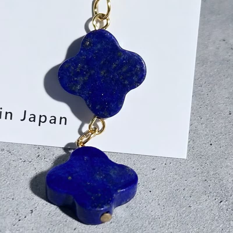【Japan Handmade】医療用ステンレス　ラピスラズリの四つ葉ピアス