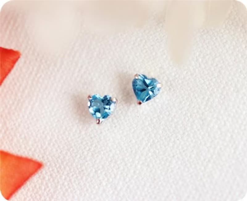 K18金 ハートのブルートパーズのスタッドピアス 　11月誕生石