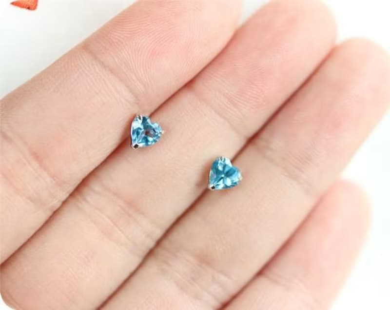 K18金 ハートのブルートパーズのスタッドピアス 　11月誕生石