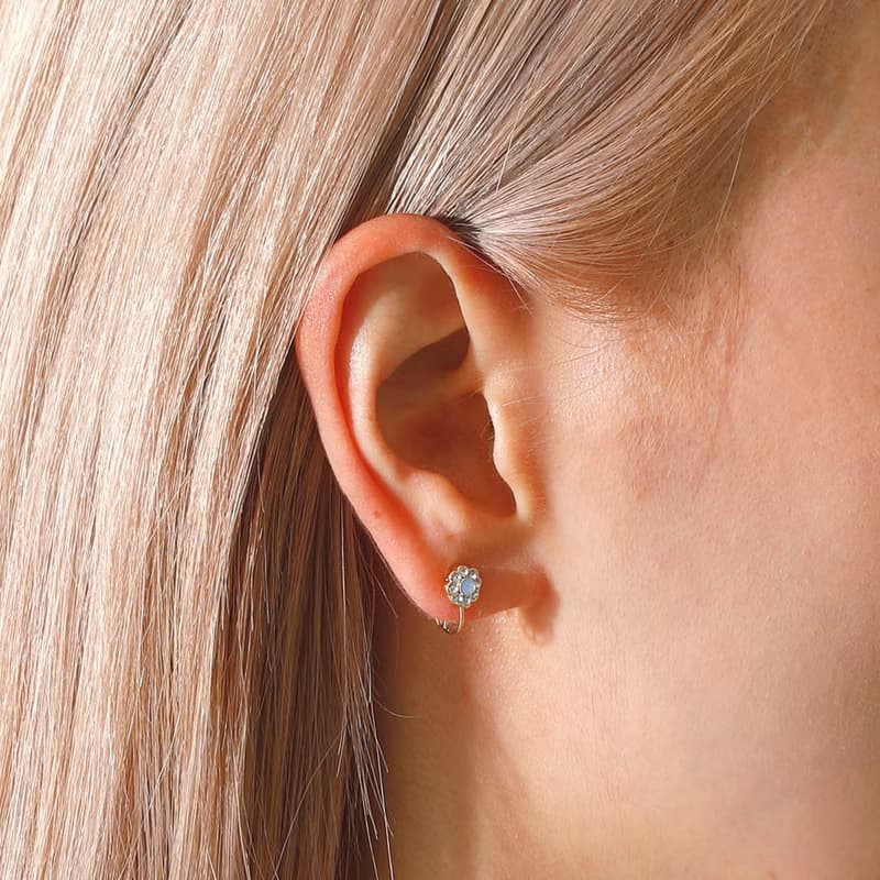 【Pinkoi限定商品】sparkling flower loop-fit earring Lt.BL　ループフィットイヤリング　花 ラインストーン　水色