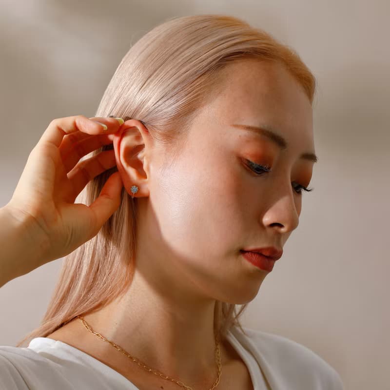 【Pinkoi限定商品】sparkling flower loop-fit earring Lt.BL　ループフィットイヤリング　花 ラインストーン　水色