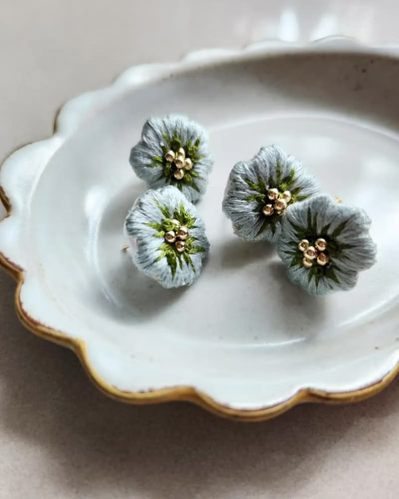 花燦蝶舞 - 淺藍燦花刺繡耳環