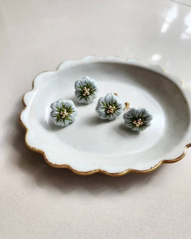 花燦蝶舞 - 淺藍燦花刺繡耳環