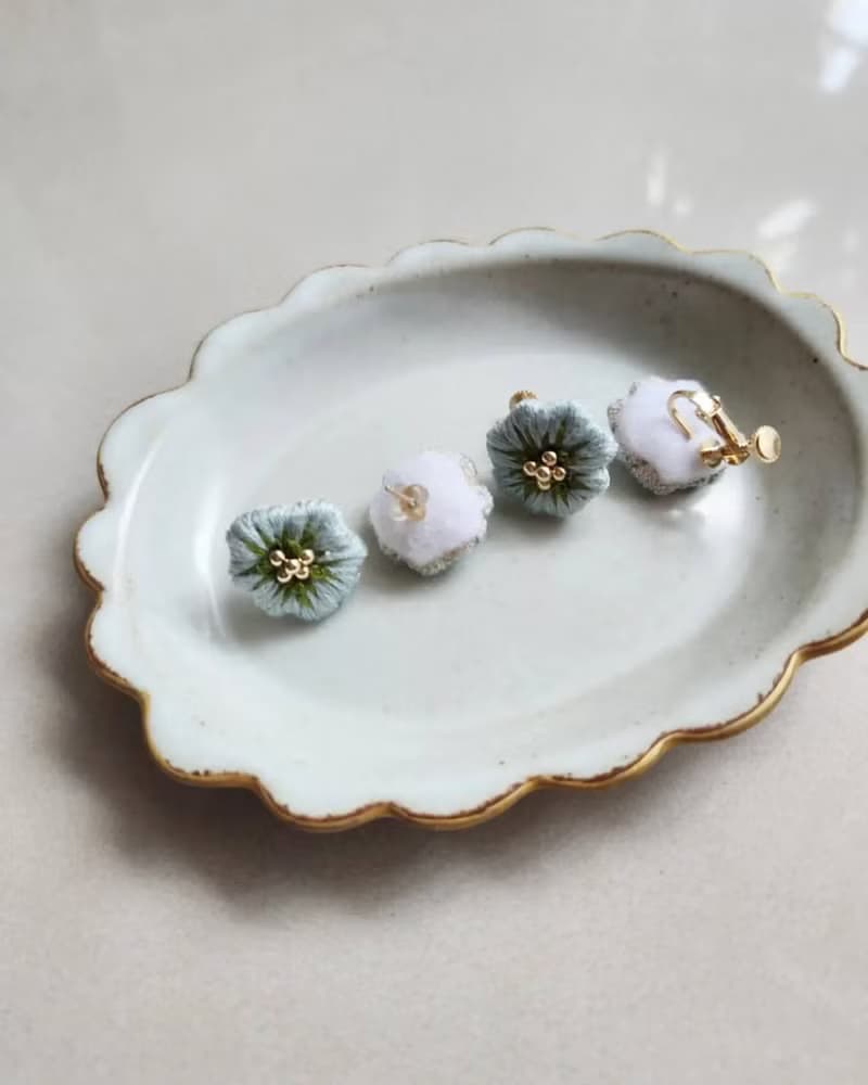 花燦蝶舞 - 淺藍燦花刺繡耳環
