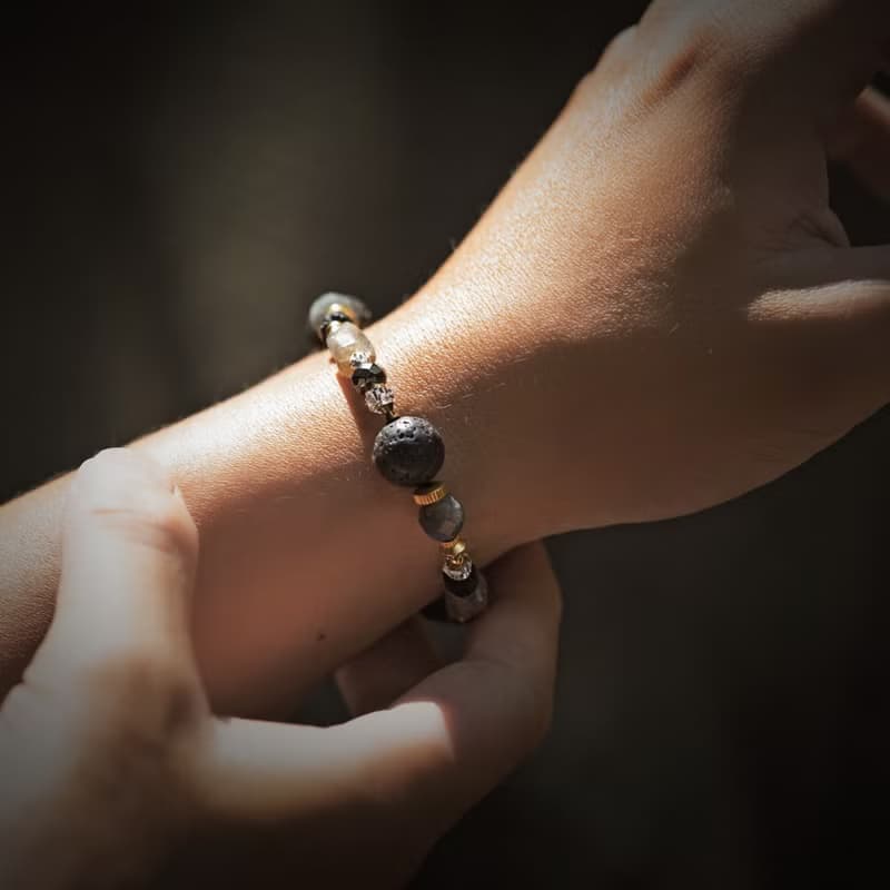 創作者 l 火山岩藍光拉長石手鍊 C1717