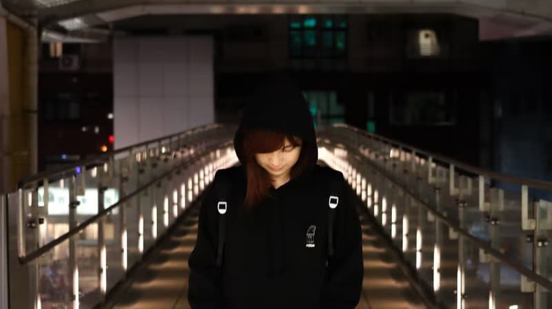 彩虹跳繩 黑色帽Tee / 前側有口袋