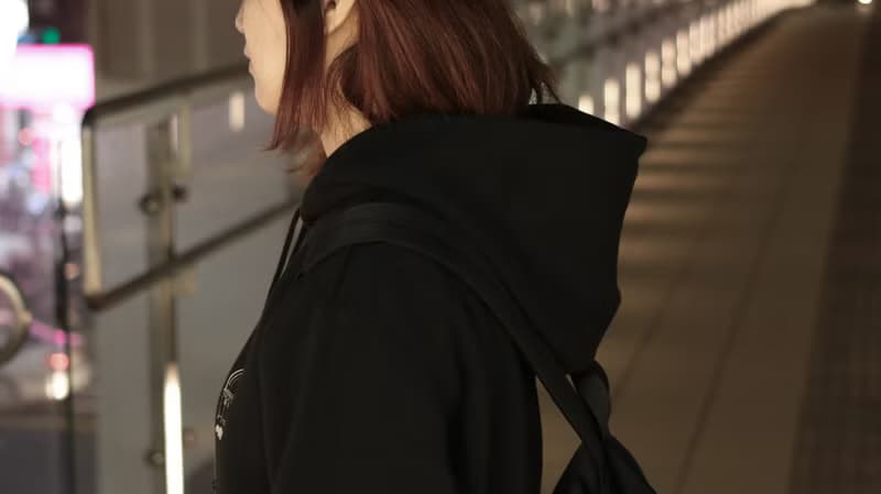 彩虹跳繩 黑色帽Tee / 前側有口袋
