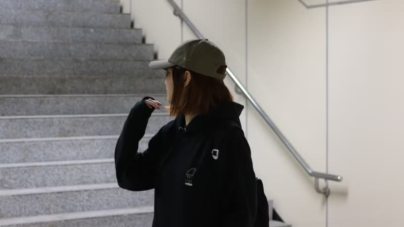 彩虹跳繩 黑色帽Tee / 前側有口袋