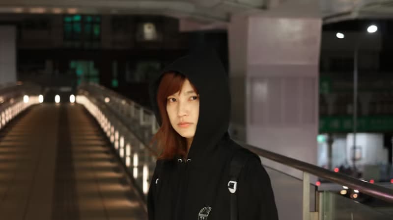 彩虹跳繩 黑色帽Tee / 前側有口袋