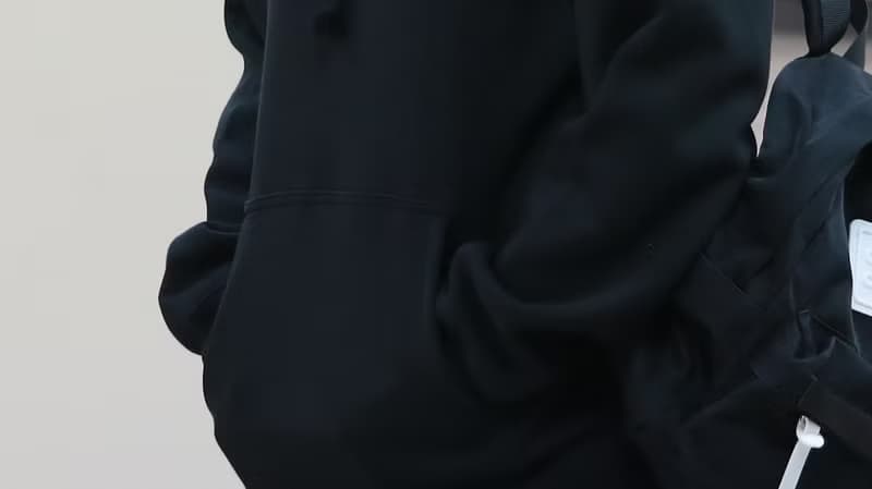彩虹跳繩 黑色帽Tee / 前側有口袋