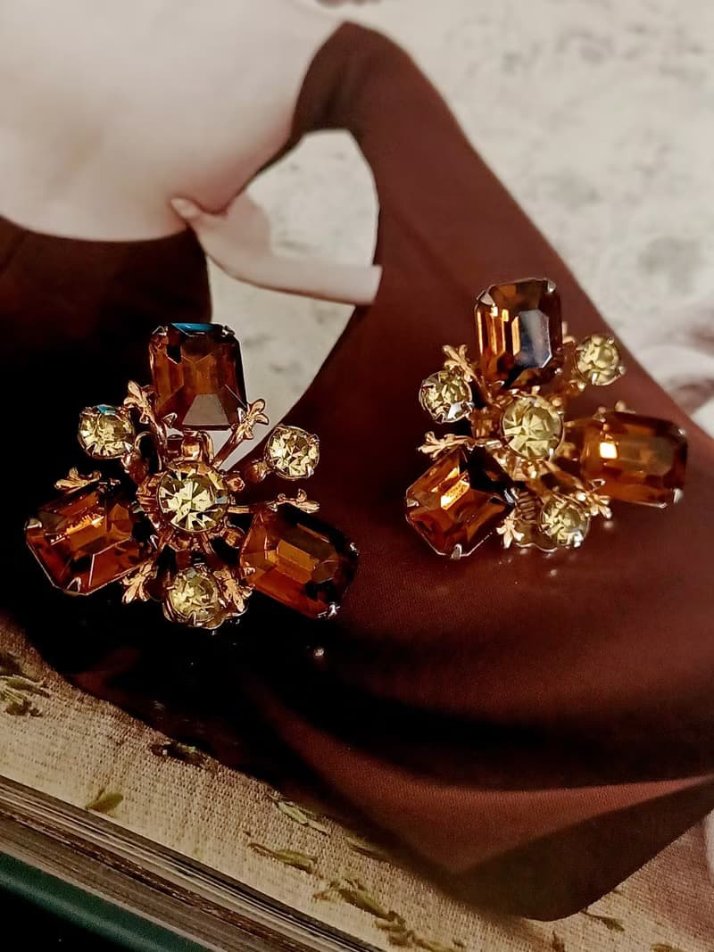 vintage jewelry  古典方形萊茵鑽立體花卉 夾式耳環  1080元