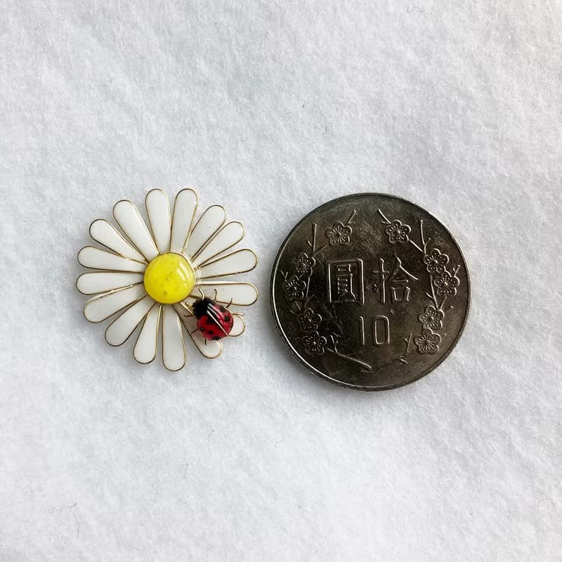雛菊與小飄蟲別針 / 胸針 / 圍巾夾 (附飾品禮盒)