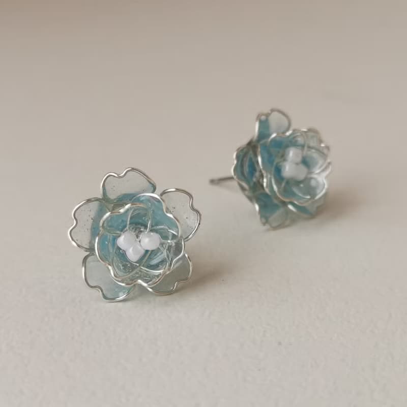 【Veverka】清透夏日-藍色 樹脂耳環 造花液 水晶花 樹脂花