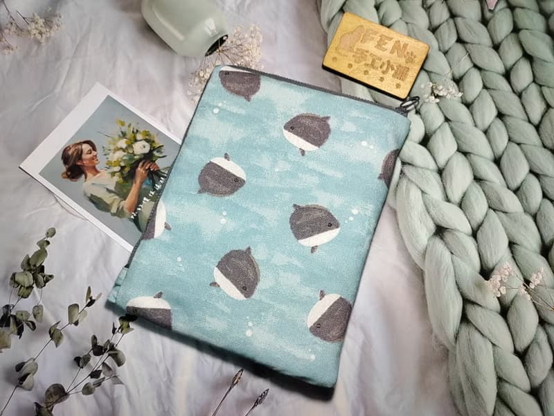 海洋系列-日本厚棉布水藍萌萌翻車魚L型拉鍊袋鋪棉-電子書保護套-