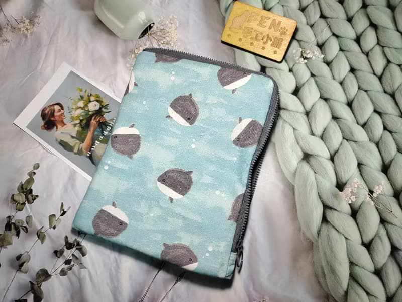 海洋系列-日本厚棉布水藍萌萌翻車魚L型拉鍊袋鋪棉-電子書保護套-