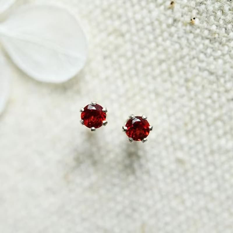 ベビーガーネットのスタッドピアス　イヤリング 1月の誕生石　3mm