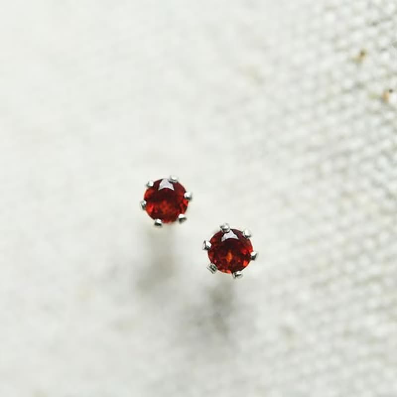 ベビーガーネットのスタッドピアス　イヤリング 1月の誕生石　3mm