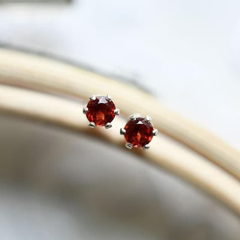 ベビーガーネットのスタッドピアス　イヤリング 1月の誕生石　3mm