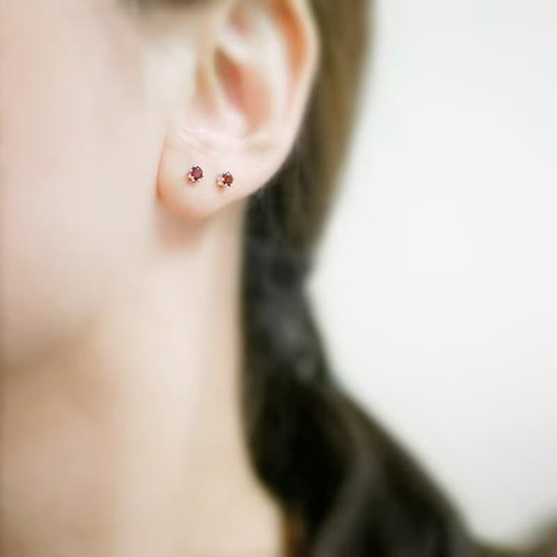 ベビーガーネットのスタッドピアス　イヤリング 1月の誕生石　3mm