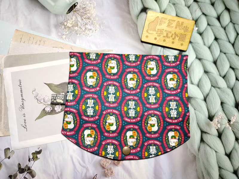 單層款布紅包袋-紅藍暴富小招財貓-手作布紅包袋-萬用收納包-存摺