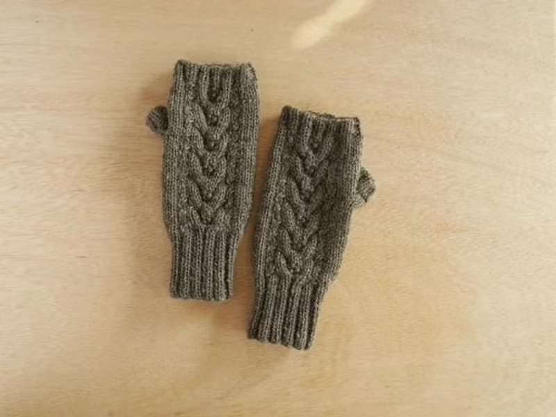 アルパカウールのアランハンドウォーマー・スモークグリーン 受注生産