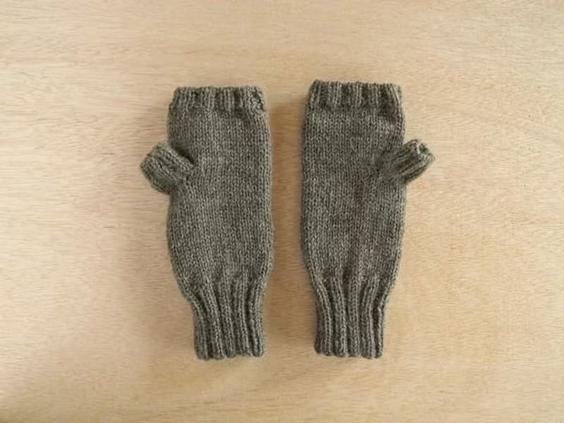 アルパカウールのアランハンドウォーマー・スモークグリーン 受注生産