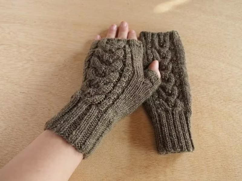 アルパカウールのアランハンドウォーマー・スモークグリーン 受注生産