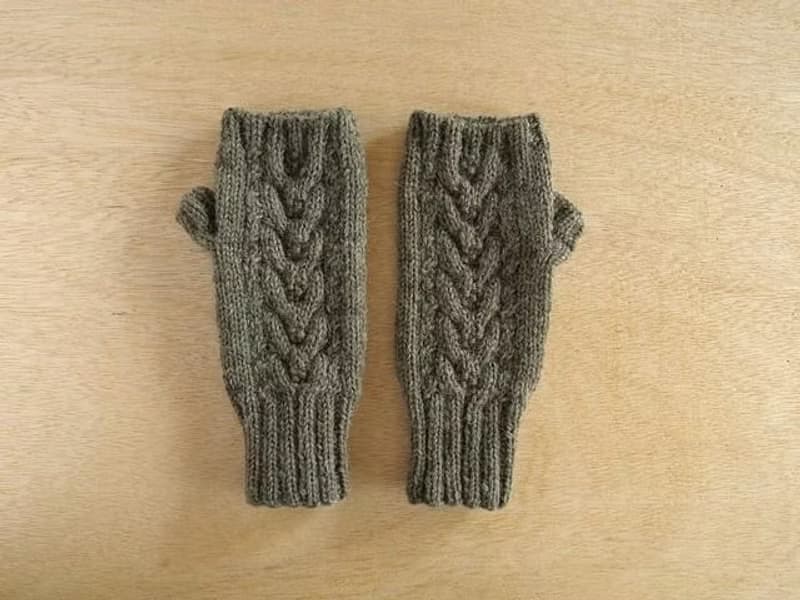 アルパカウールのアランハンドウォーマー・スモークグリーン 受注生産