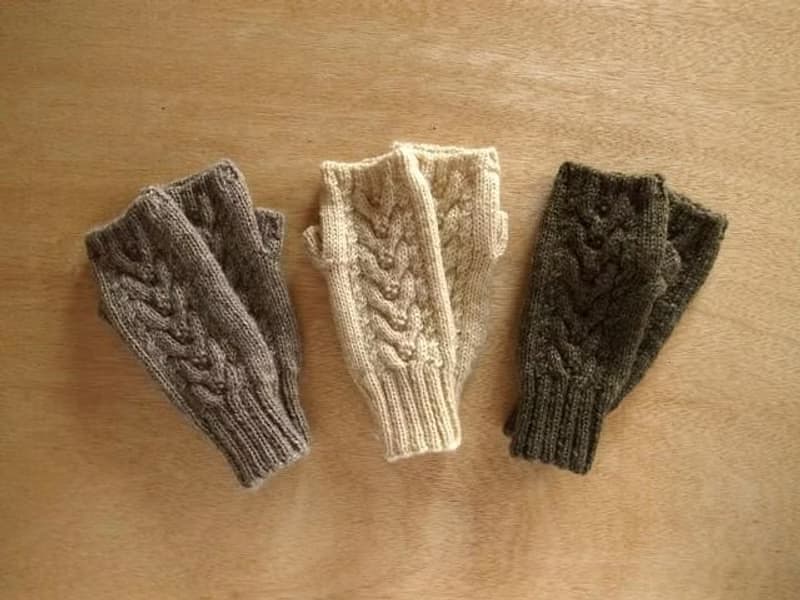 アルパカウールのアランハンドウォーマー・スモークグリーン 受注生産