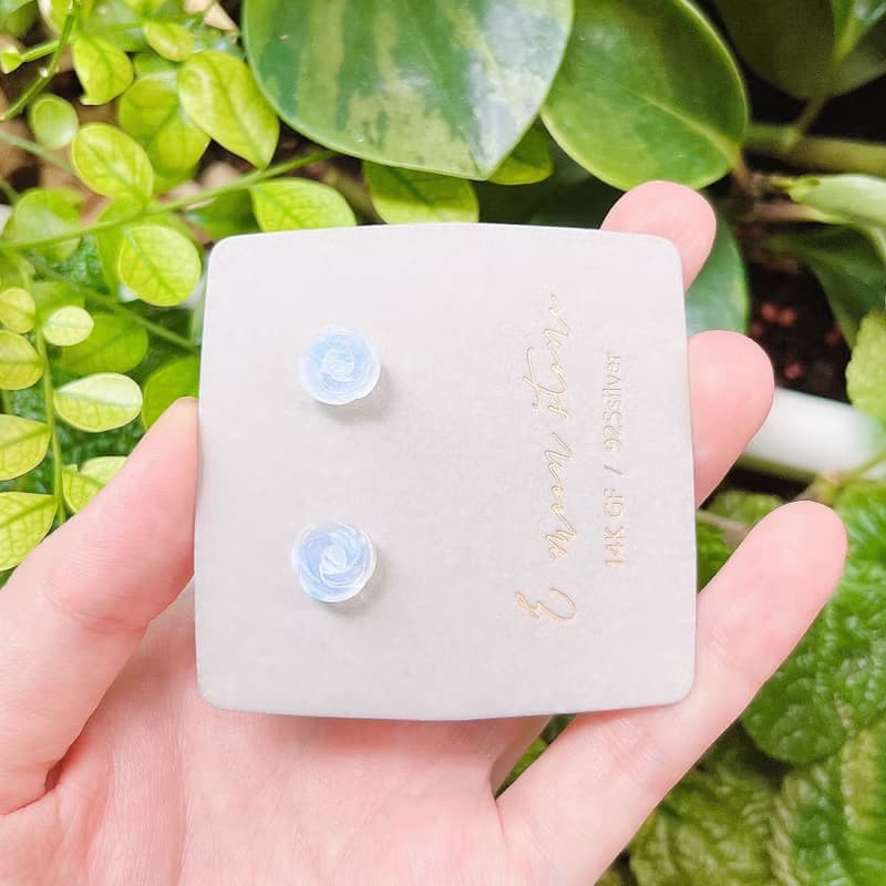 天然藍暈月光石玫瑰花 純銀耳針