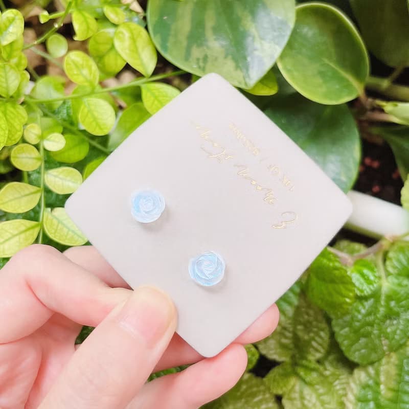 天然藍暈月光石玫瑰花 純銀耳針