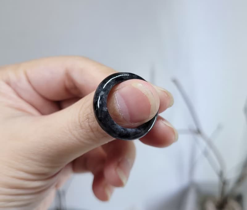 【親翠】天然翡翠 黝黑圓骨手指鐲戒圈10號 畢業禮物