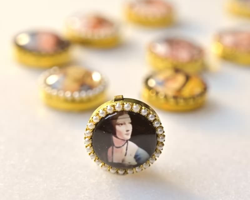 Button Cover 手作鈕扣飾~別致優雅~名畫系列: 抱銀鼠的女子