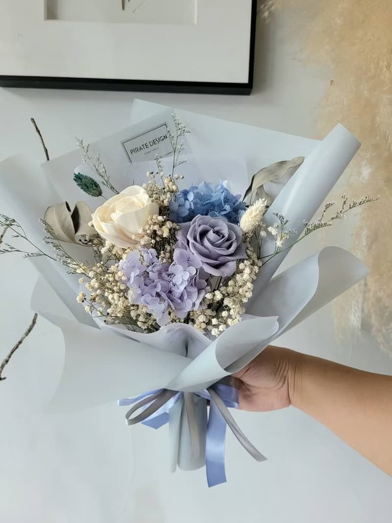 海藏設計│ 質感灰藍永生玫瑰花束 畢業花束 情人節花束