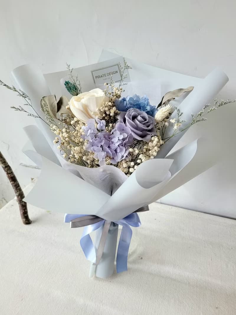 海藏設計│ 質感灰藍永生玫瑰花束 畢業花束 情人節花束