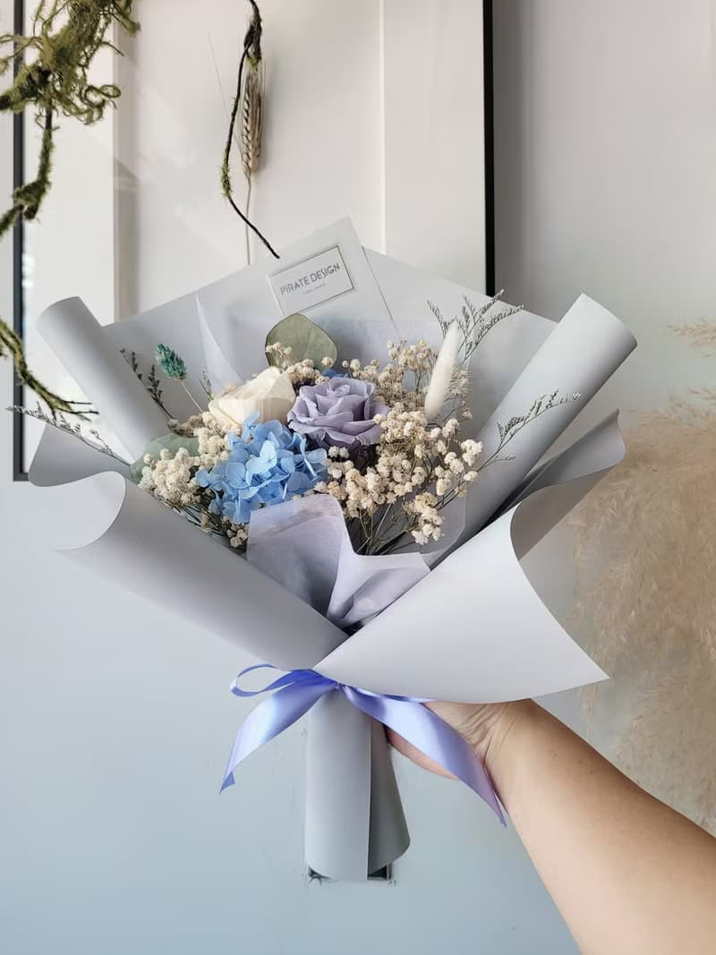 海藏設計│ 質感灰藍永生玫瑰花束 畢業花束 情人節花束