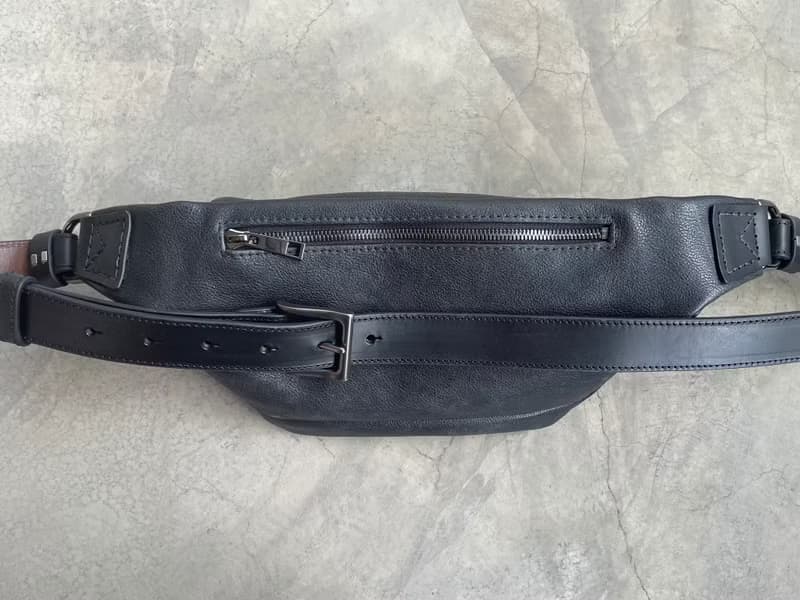 Vulcan Sling bag 胸包 腰包  現貨 義大利摔紋植鞣牛皮 黑色 L