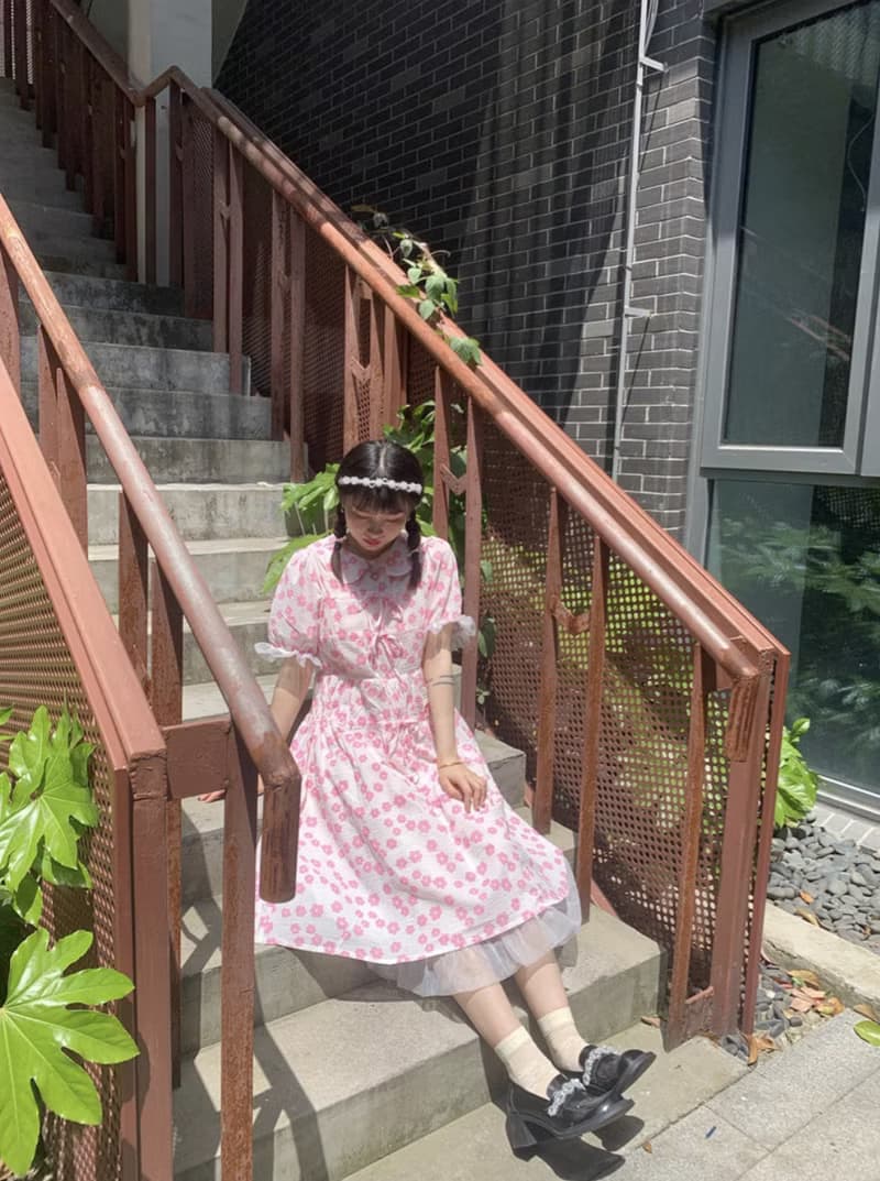 蜜桃氣泡 鹽縮粉小花 仙女洋裝 娃娃領 抽繩 花邊