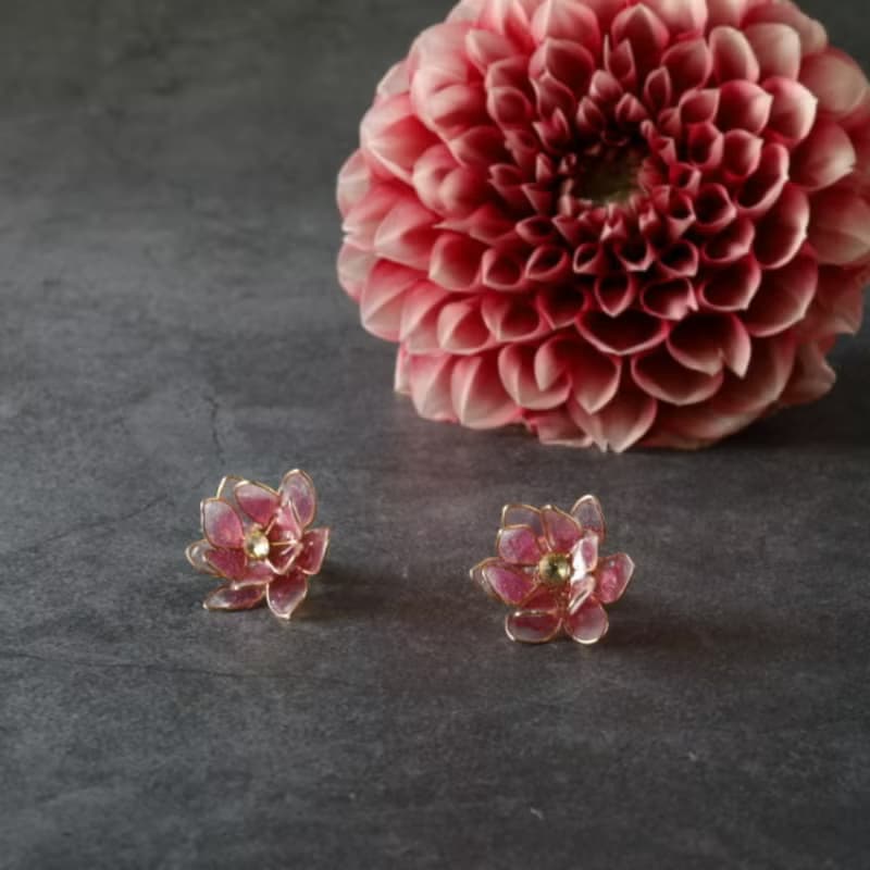 小さなダリアのピアス/イヤリング　9月誕生月花