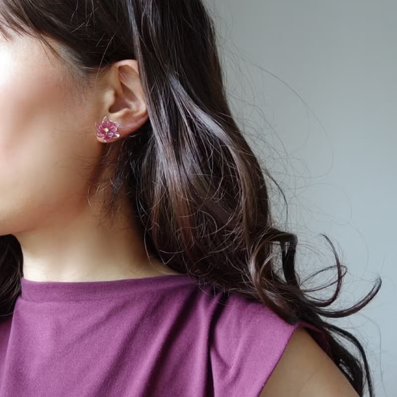 小さなダリアのピアス/イヤリング　9月誕生月花