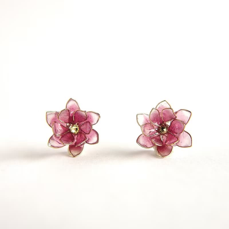 小さなダリアのピアス/イヤリング　9月誕生月花