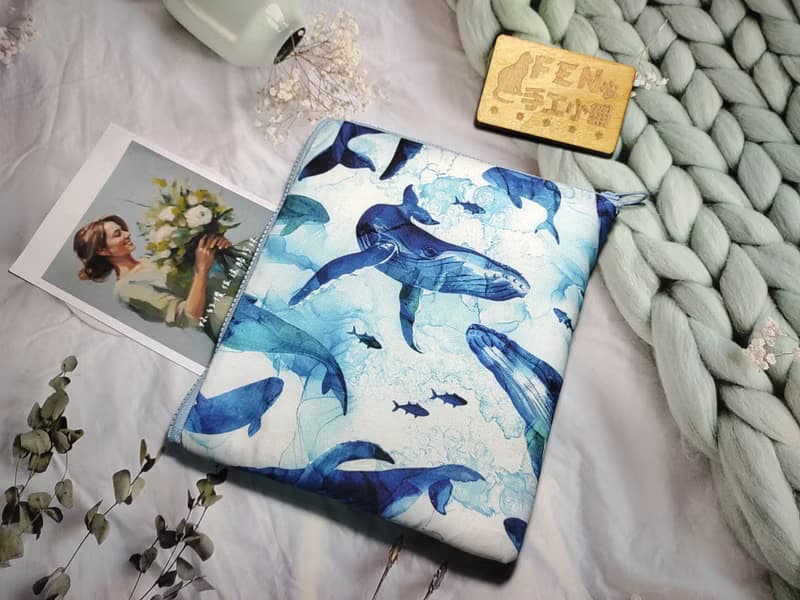 袋物系列-美國限量棉布藍鯨鯨魚群L型拉鍊袋加鋪棉-電子書保護套