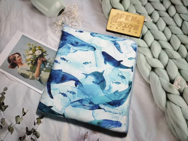 袋物系列-美國限量棉布藍鯨鯨魚群L型拉鍊袋加鋪棉-電子書保護套