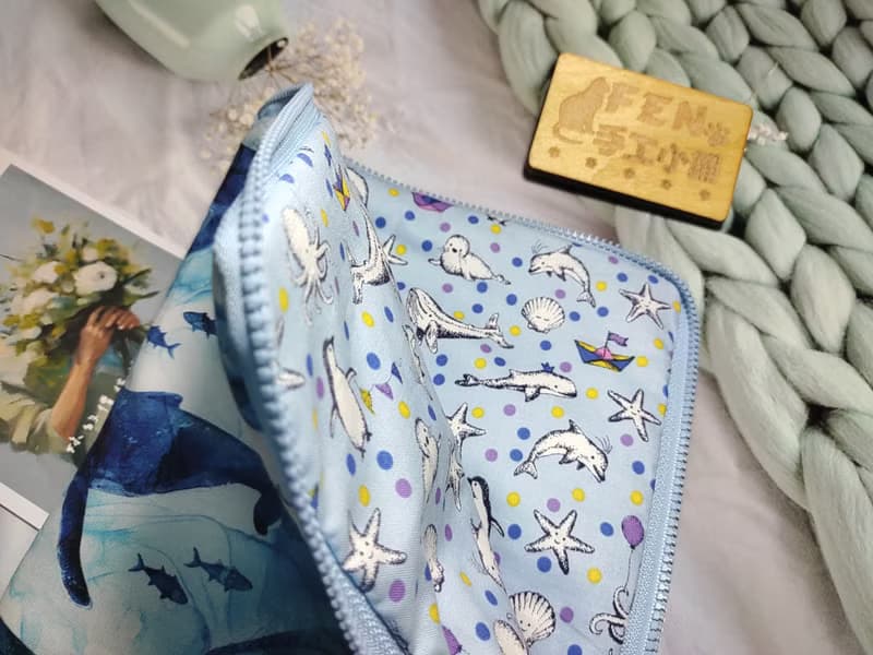 袋物系列-美國限量棉布藍鯨鯨魚群L型拉鍊袋加鋪棉-電子書保護套