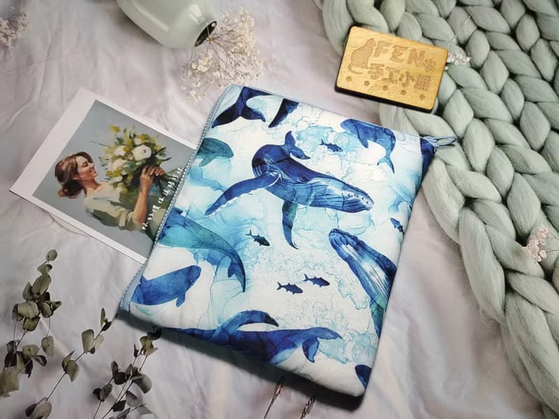 袋物系列-美國限量棉布藍鯨鯨魚群L型拉鍊袋加鋪棉-電子書保護套